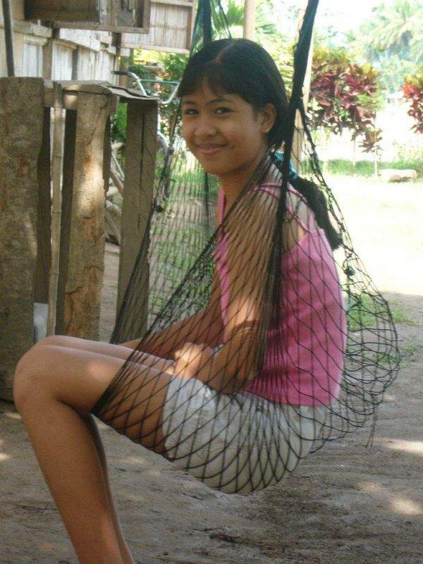 Pretty, smiling teenage Filipina girl - Jelyn naka-upo sa duyan!