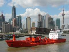 Bow Mate passing Shanghai on a Sunny Day