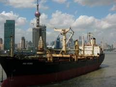 Hui Rong passing Shanghai on a Sunny Day