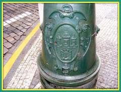 Znak hl.m.Prahy na pouličním osvětlení