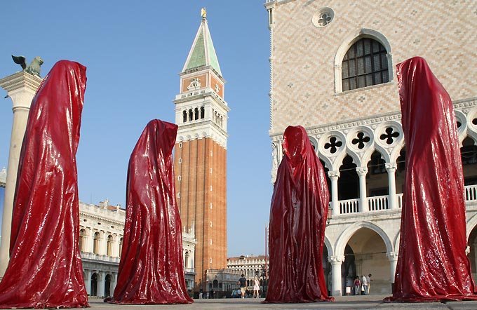 contemporary-art-biennale-show-project-venice-piazza-san-marco-manfred-kielnhofer.jpg