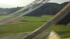 新幹線の N-700 は速さが十分です - (The N-700 Shinkansen train is travelling at full speed)