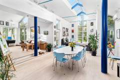 Galleri - Spacious well-lit living room