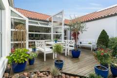 Gårdhave - Patio with wooden decking